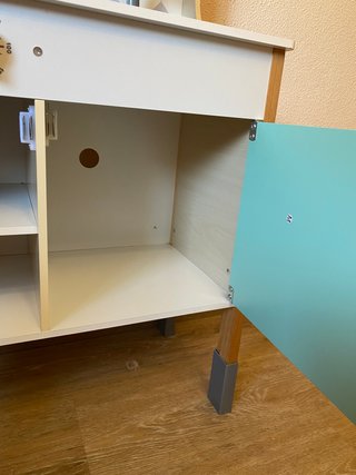 Cocina de madera con carrito de la compra