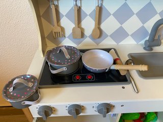 Cocina de madera con carrito de la compra