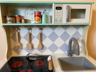 Cocina de madera con carrito de la compra