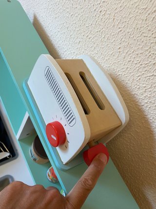 Cocina de madera con carrito de la compra