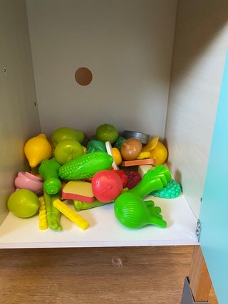 Cocina de madera con carrito de la compra