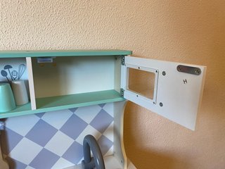 Cocina de madera con carrito de la compra