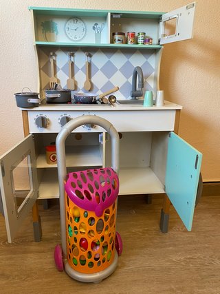 Cocina de madera con carrito de la compra