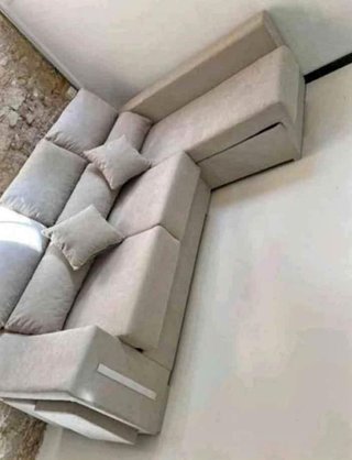 Divani chaise longue con pouf e cuscini