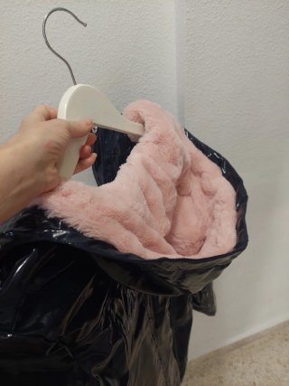 Impermeable charol con forro de pelo