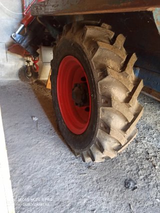 REMOLQUE FORESTAL PARA TRACTOR CON TRACCIÓN Y GRÚA