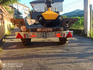 REMOLQUE FORESTAL PARA TRACTOR CON TRACCIÓN Y GRÚA