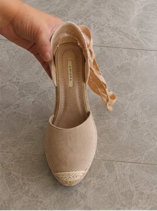 Cuñas beige atadas al tobillo Talla 36
