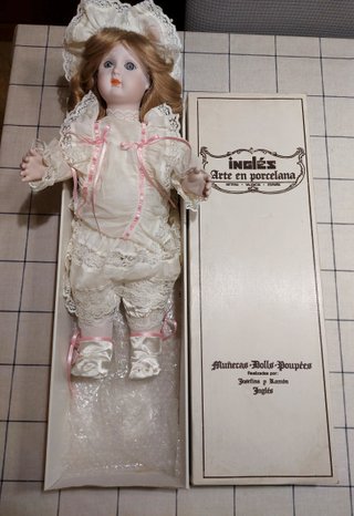 Muñeca de porcelana vintage