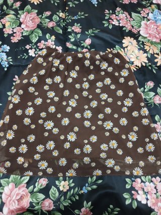 Falda marrón con estampado de margaritas