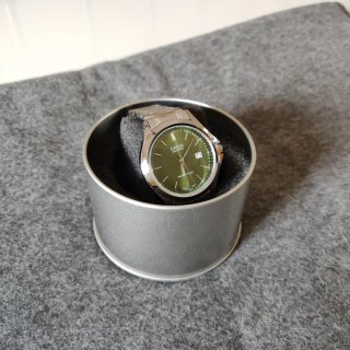 Reloj Casio dial verde y correa plateada