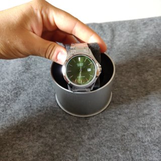 Reloj Casio dial verde y correa plateada