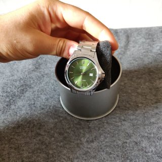 Reloj Casio dial verde y correa plateada