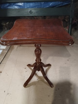 Mesa auxiliar de madera.  Teléfono : 652 02 22 54