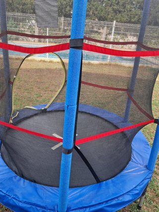 Cama elástica con red de seguridad