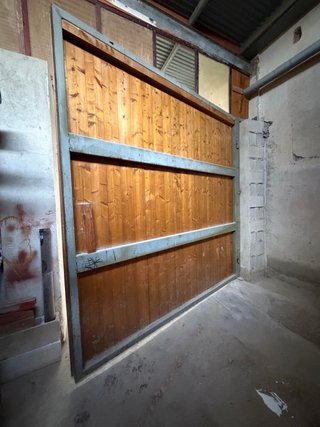 Puerta grande de madera