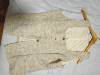 Chaleco beige y marrón