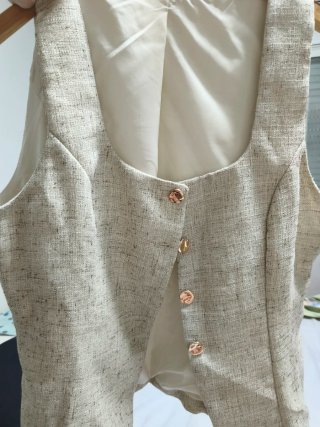 Chaleco beige y marrón