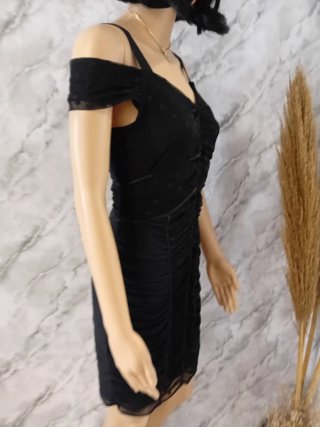 Vestido negro ajustado con lunares
