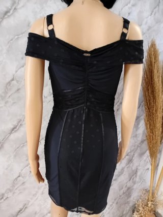 Vestido negro ajustado con lunares