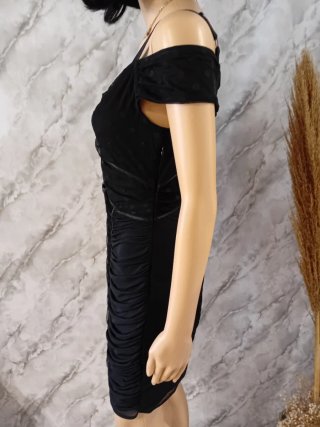 Vestido negro ajustado con lunares
