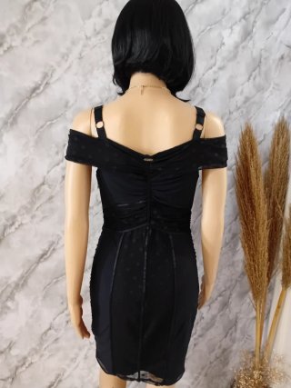 Vestido negro ajustado con lunares