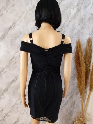 Vestido negro ajustado con lunares