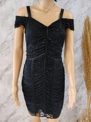 Vestido negro ajustado con lunares