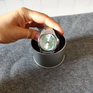 Reloj Casio dial verde claro y correa plateada