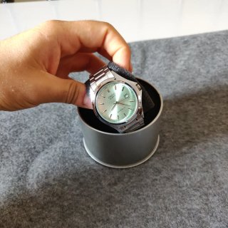 Reloj Casio dial verde claro y correa plateada