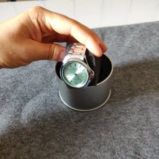Reloj Casio dial verde claro y correa plateada