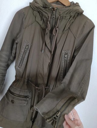 Parka Zara multibolsillos verde militar