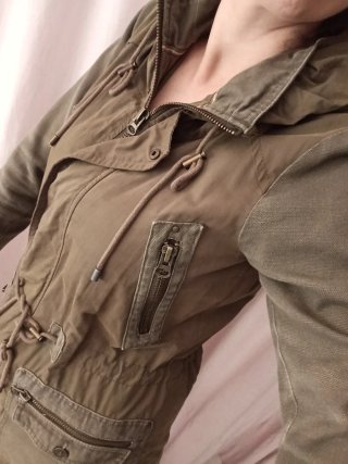 Parka Zara multibolsillos verde militar