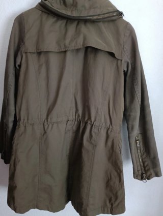 Parka Zara multibolsillos verde militar