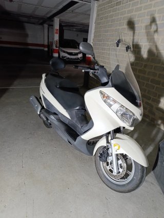 Suzuki Burgman 200 blanca Maxi-Scooter