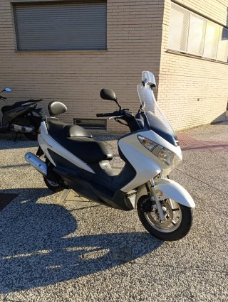 Suzuki Burgman 200 blanca Maxi-Scooter
