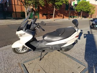 Suzuki Burgman 200 blanca Maxi-Scooter