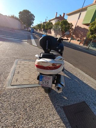 Suzuki Burgman 200 blanca Maxi-Scooter