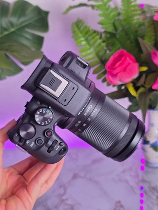 Canon R10 + Objetivo 18-150mm