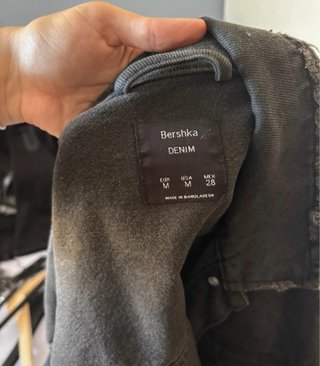 Chaqueta vaquera Bershka corta desgastada