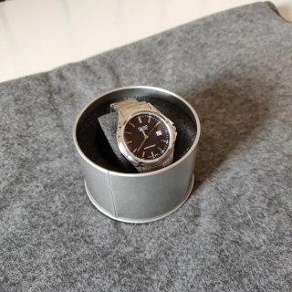 Reloj Casio negro y correa plateada