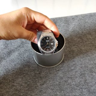 Reloj Casio negro y correa plateada