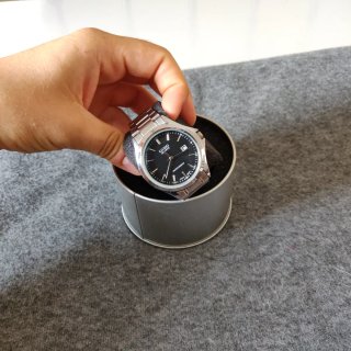 Reloj Casio negro y correa plateada