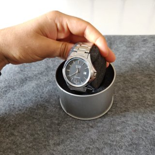 Reloj Casio negro y correa plateada