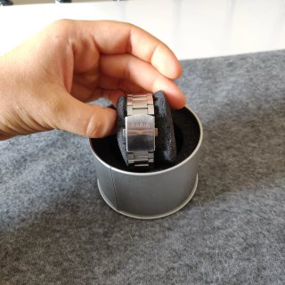 Reloj Casio negro y correa plateada
