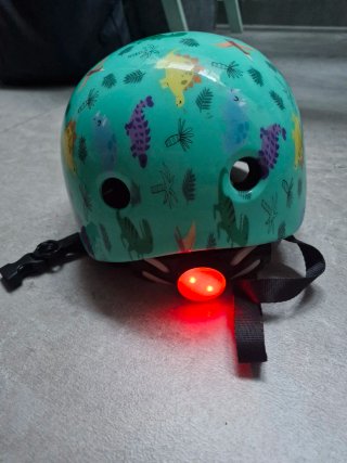 Casco de bici infantil con dinosaurios (3-4 años)
