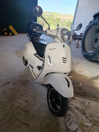 Vespa GTS 300 Blanca