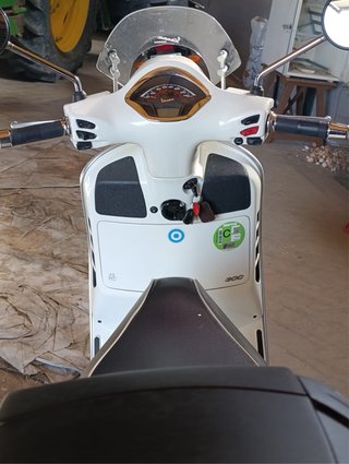 Vespa GTS 300 Blanca