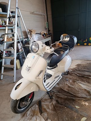Vespa GTS 300 Blanca