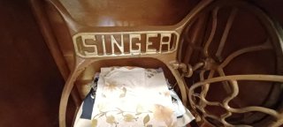 Máquina coser Singer 15K, 1929 con mueble y pedal.